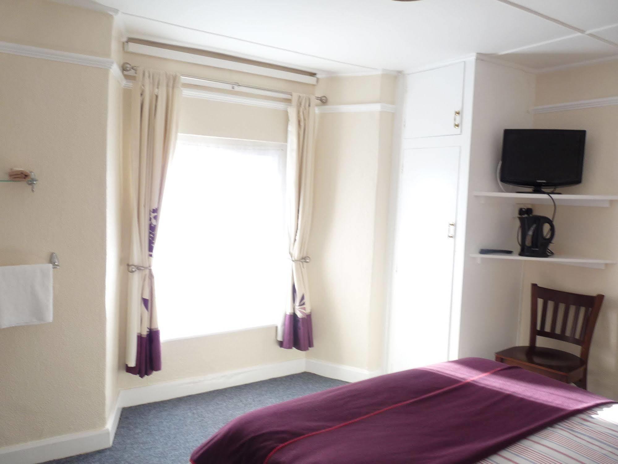 The London Inn Пэдстоу Экстерьер фото