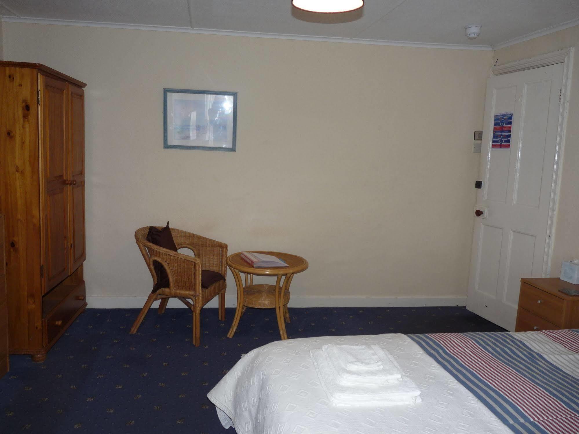 The London Inn Пэдстоу Экстерьер фото